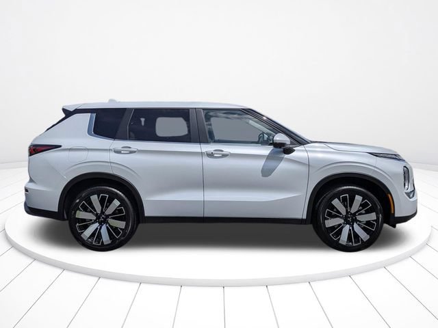 New 2026 Mitsubishi Outlander SE FWD image 2