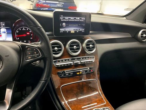 Used 2019 Mercedes-Benz GLC 300 4MATIC image 9