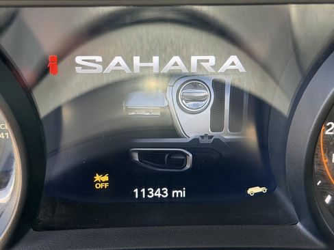 Used 2024 Jeep Wrangler Unlimited Sahara w/ Technology Group AWD/4WD image 15