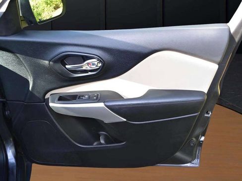 Used 2017 Jeep Cherokee Latitude image 31