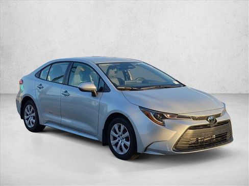 Used 2025 Toyota Corolla LE FWD image 3
