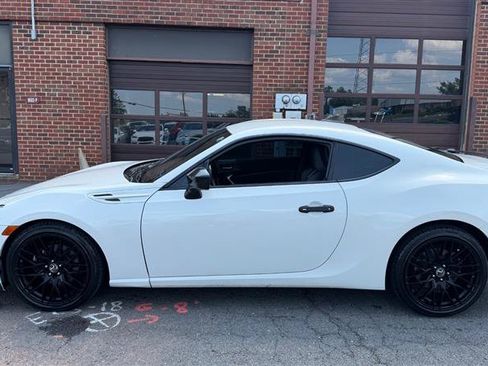 Used 2018 Toyota 86 RWD image 6