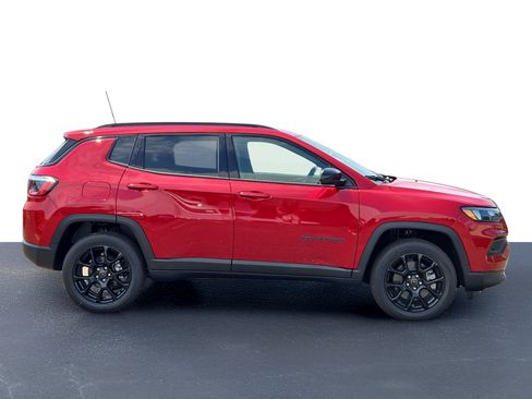 Used 2025 Jeep Compass Latitude w/ Altitude Special Edition AWD/4WD image 6