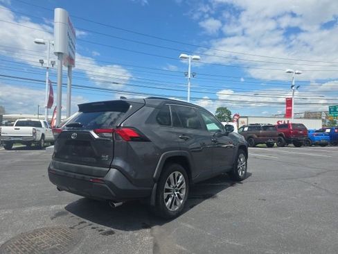 Used 2019 Toyota RAV4 XLE Premium w/ Cold Weather Package AWD/4WD image 5