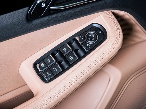 Certified 2025 Porsche Macan image 26