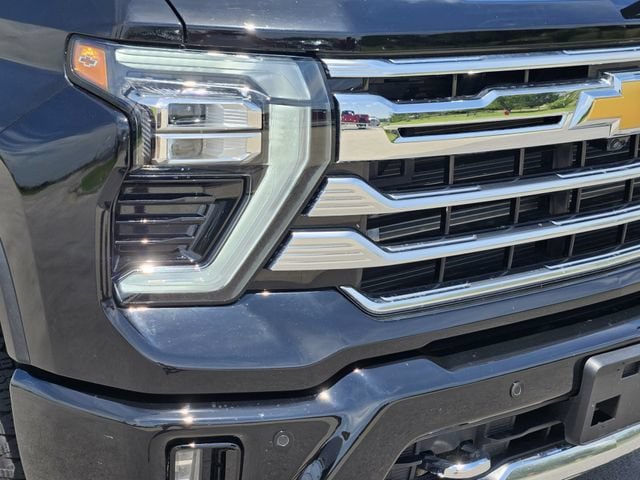 Used 2024 Chevrolet Silverado 2500 High Country w/ Technology Package AWD/4WD image 8