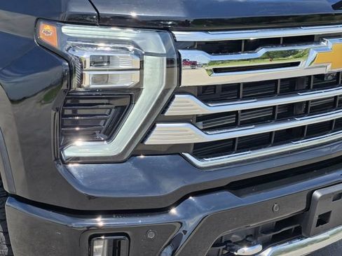 Used 2024 Chevrolet Silverado 2500 High Country w/ Technology Package AWD/4WD image 8