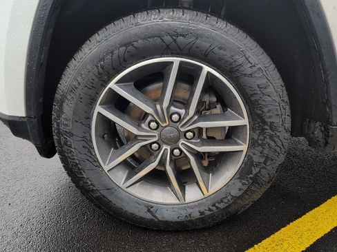 Used 2020 Jeep Grand Cherokee Laredo w/ 18" Wheel & 8.4" Radio Group image 12