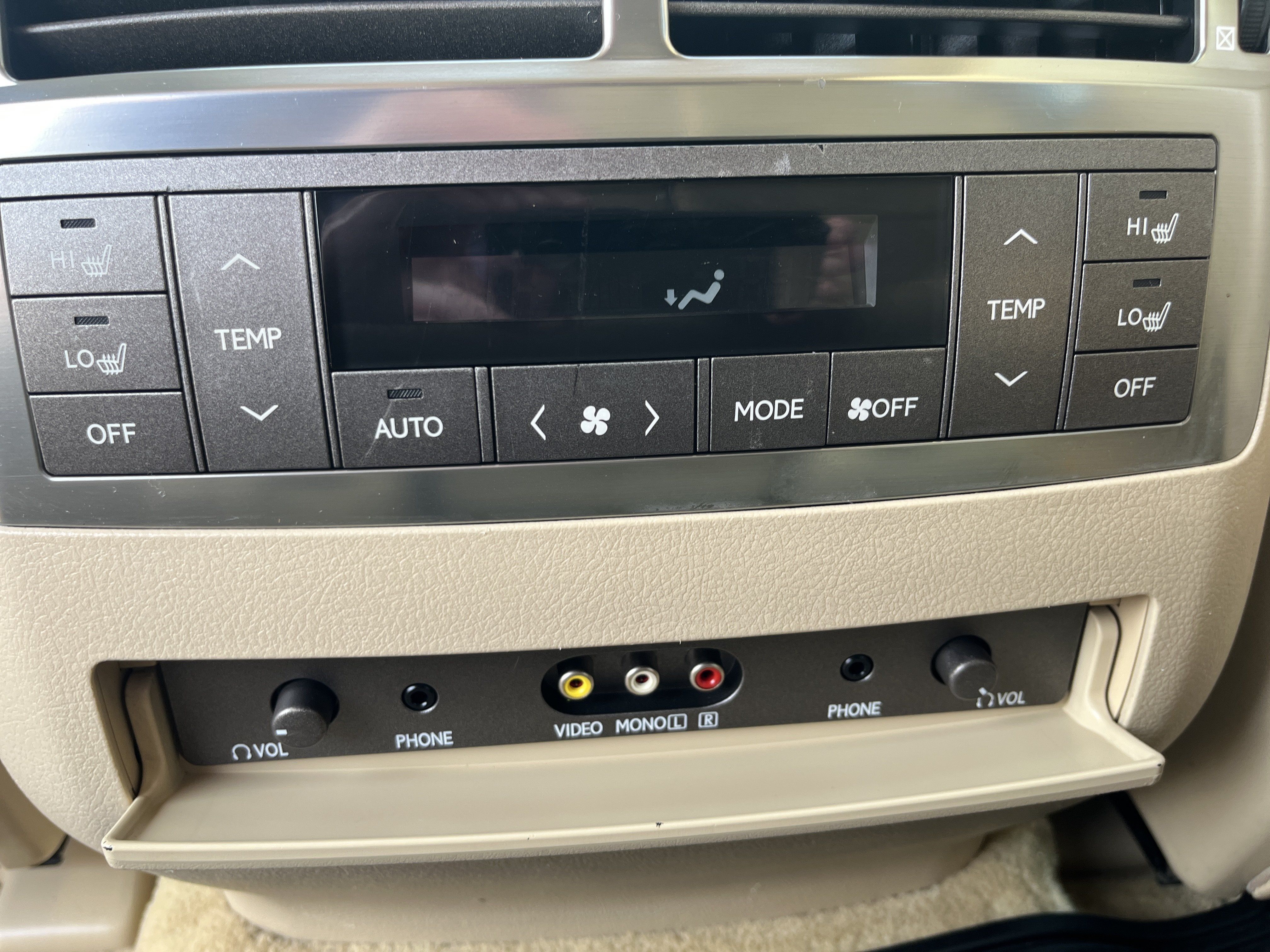 Used 2011 Lexus LX 570 4WD w/ Luxury Pkg image 17