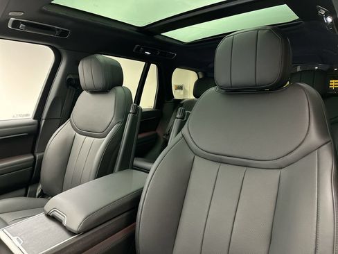 Used 2025 Land Rover Range Rover SE AWD/4WD image 8