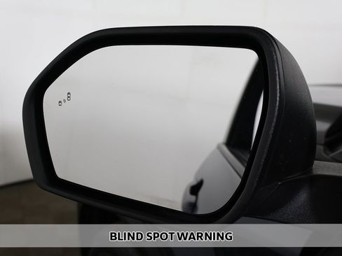 Used 2022 Ford Explorer XLT image 3