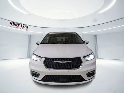 Used 2023 Chrysler Pacifica Touring-L FWD image 8