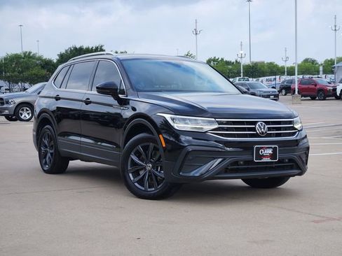 Used 2022 Volkswagen Tiguan SE FWD image 2