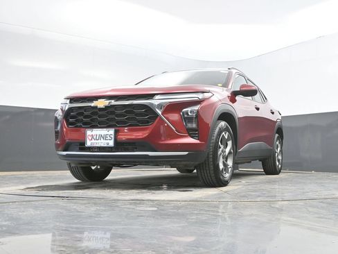 Used 2025 Chevrolet Trax LT FWD image 33