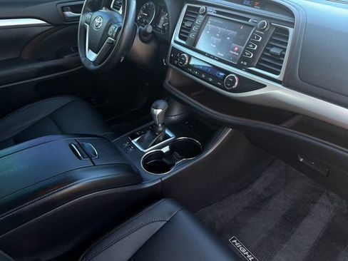 Used 2017 Toyota Highlander XLE FWD image 18