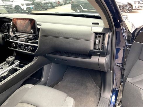 Used 2024 Nissan Pathfinder SV image 12