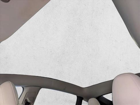 Used 2022 Tesla Model Y Long Range image 13