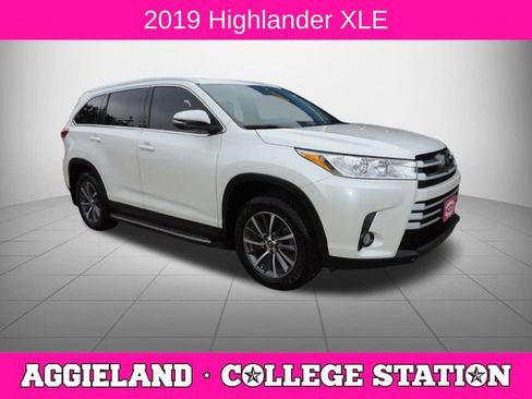 Used 2019 Toyota Highlander XLE FWD image 1