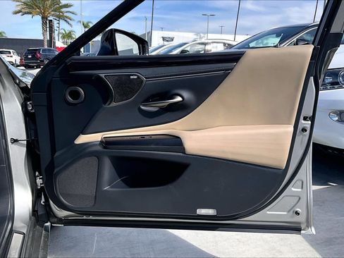 Used 2019 Lexus ES 350 Ultra Luxury w/ Accessory Package image 22