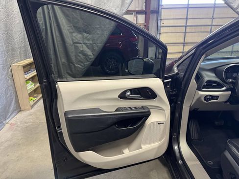 Used 2020 Chrysler Pacifica Limited w/ Advanced Safetytec Group image 7