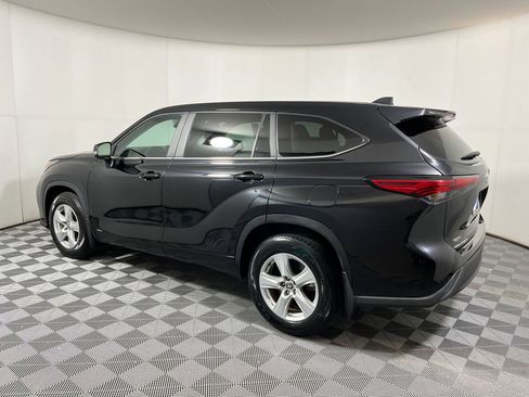 Used 2023 Toyota Highlander LE image 2