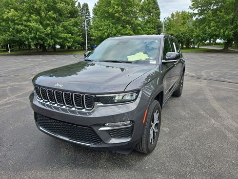 Used 2025 Jeep Grand Cherokee Limited AWD/4WD image 2