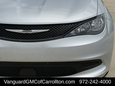 Used 2022 Chrysler Voyager LX FWD image 4