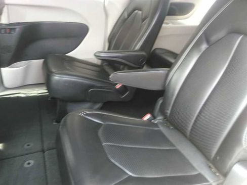 Used 2023 Chrysler Pacifica Touring-L FWD image 4