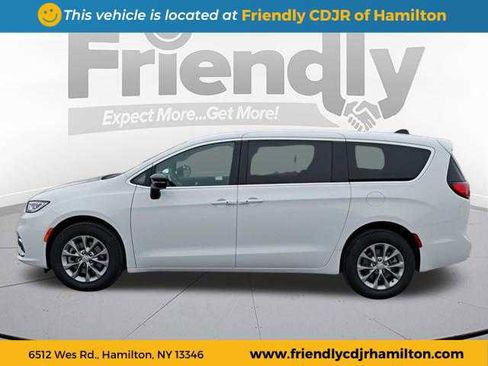 New 2026 Chrysler Pacifica Select image 2