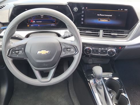 Used 2025 Chevrolet Trax LT FWD image 27