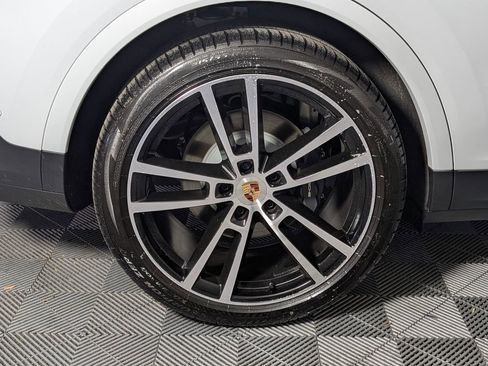 Certified 2025 Porsche Cayenne image 13