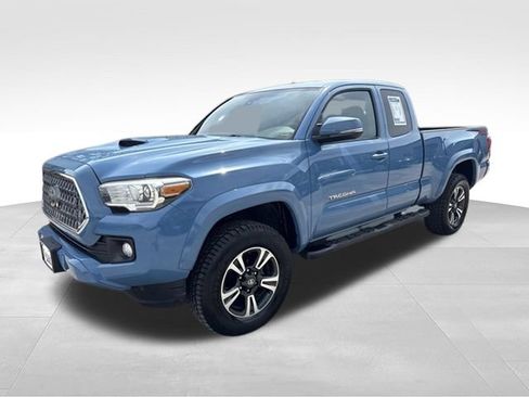 Used 2019 Toyota Tacoma TRD Sport AWD/4WD image 3