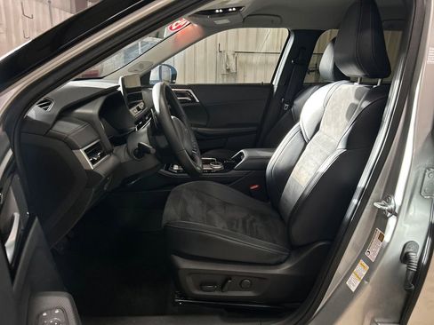 Used 2025 Mitsubishi Outlander SE image 9