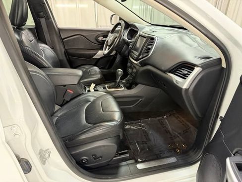 Used 2017 Jeep Cherokee Overland w/ Technology Group AWD/4WD image 7
