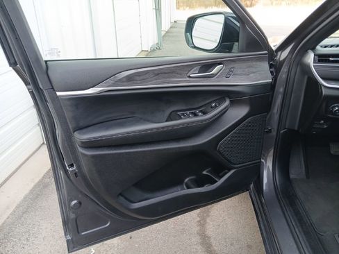 Used 2024 Jeep Grand Cherokee L Limited w/ Luxury Tech Group II image 30