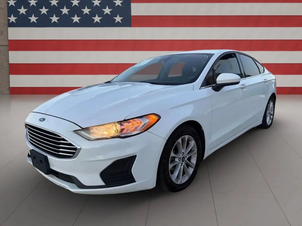 Used 2019 Ford Fusion SE FWD image 2