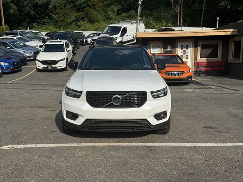 Used 2019 Volvo XC40 T5 R-Design image 2