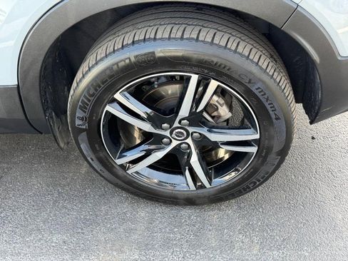 Certified 2025 Volvo XC40 B5 Core image 8