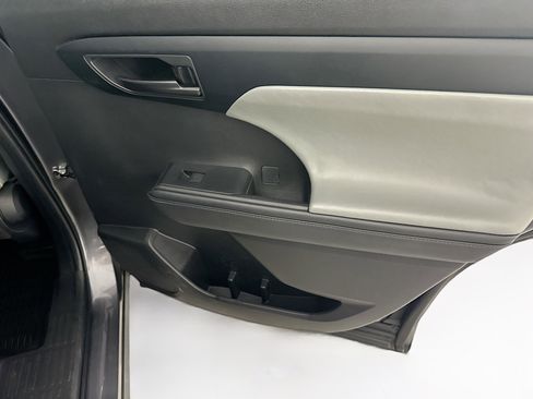 Used 2024 Toyota Highlander LE image 31