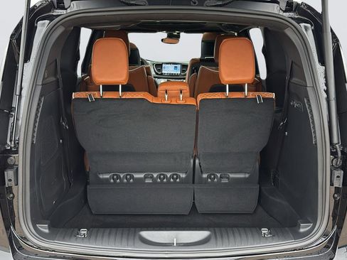 New 2026 Chrysler Pacifica Pinnacle w/ Trailer Tow Group image 32