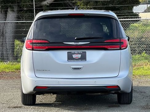 Used 2024 Chrysler Pacifica Touring-L image 7