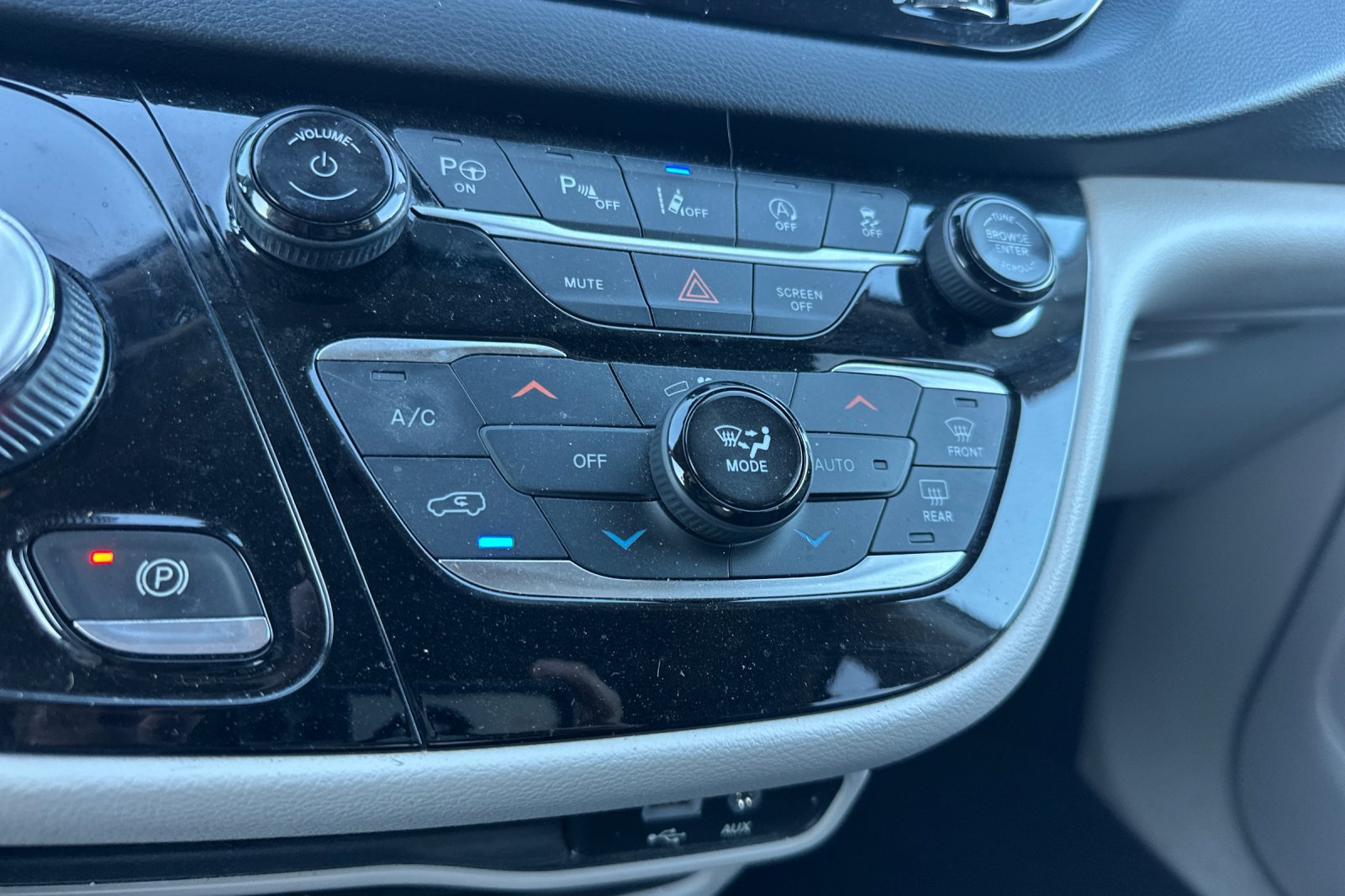 Used 2019 Chrysler Pacifica Touring-L w/ Advanced Safetytec Group FWD image 27