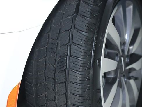 Used 2024 Chrysler Pacifica Select image 35