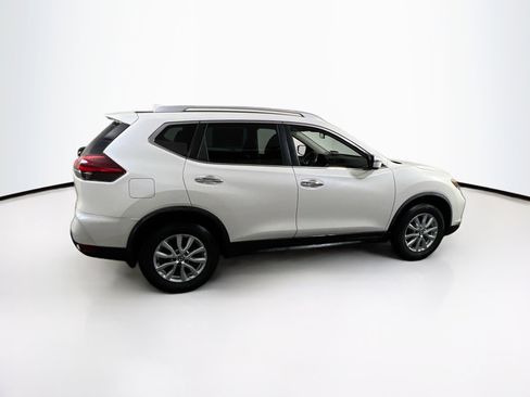 Used 2018 Nissan Rogue SV image 4