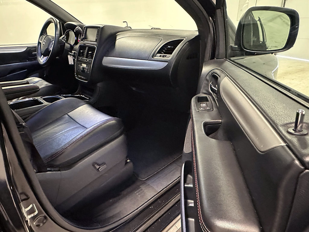 Used 2014 Dodge Grand Caravan R/T w/ Trailer Tow Group FWD image 24