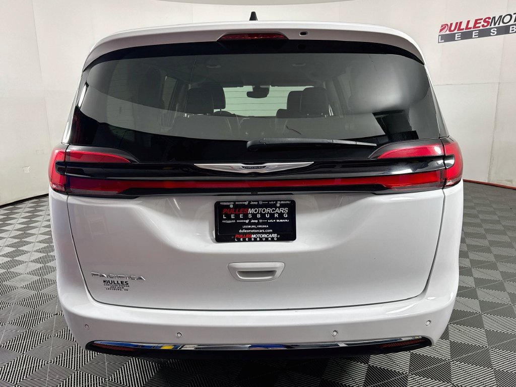 Used 2024 Chrysler Pacifica Touring-L FWD image 6