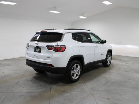 Used 2024 Jeep Compass Latitude image 9