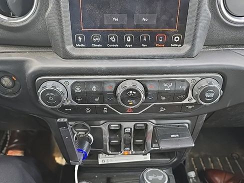 Used 2020 Jeep Wrangler Unlimited Sahara AWD/4WD image 7