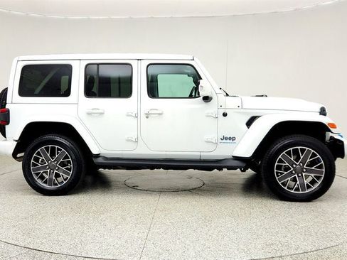 Used 2023 Jeep Wrangler Unlimited Sahara AWD/4WD image 4