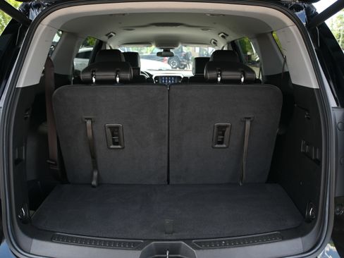 Used 2023 GMC Acadia SLT w/ Preferred Package image 16